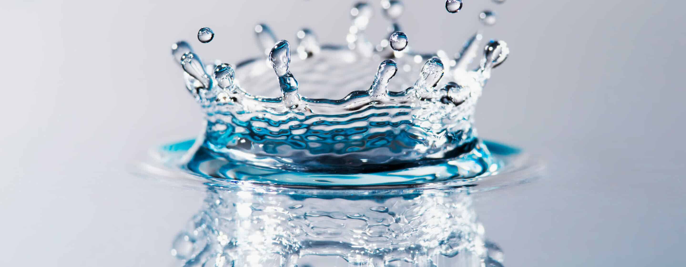 Goccia d’acqua che cade formando una corona cristallina